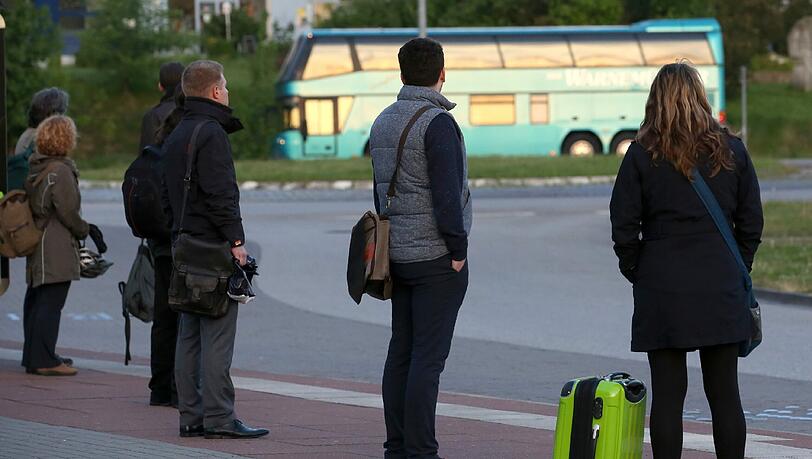 Warten auf den Bus: Am Mittwoch nervt der Bahn-Streik der GDL nicht nur Fahrgäste in München. Warten auf den Bus: Am Mittwoch nervt der Bahn-Streik der GDL nicht nur Fahrgäste in München.