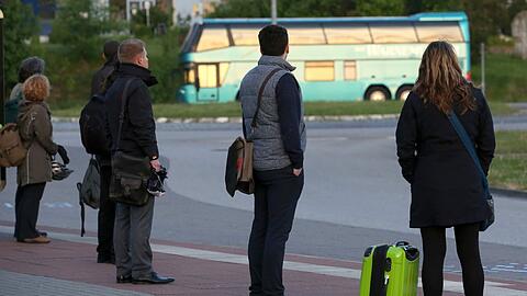 Warten auf den Bus: Am Mittwoch nervt der Bahn-Streik der GDL nicht nur Fahrgäste in München.