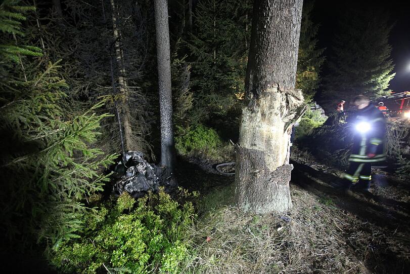Durch die Wucht des Aufpralls wurde der Mercedes regelrecht zerfetzt. Der Fahrer starb in den Trümmern.