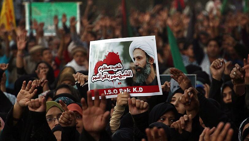 Saudi-Arabien hatte im Zuge einer Massenhinrichtung von 47 Menschen wegen Terrorismusvorwürfen am Samstag auch den bekannten schiitischen Kleriker Nimr al-Nimr exekutiert. Dies verschärfte die Spannungen zwischen beiden Staaten massiv. Saudi-Arabien hatte im Zuge einer Massenhinrichtung von 47 Menschen wegen Terrorismusvorwürfen am Samstag auch den bekannten schiitischen Kleriker Nimr al-Nimr exekutiert. Dies verschärfte die Spannungen zwischen beiden Staaten massiv.