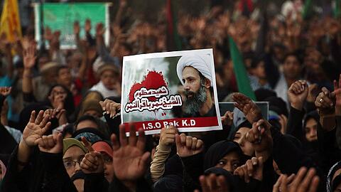 Saudi-Arabien hatte im Zuge einer Massenhinrichtung von 47 Menschen wegen Terrorismusvorwürfen am Samstag auch den bekannten schiitischen Kleriker Nimr al-Nimr exekutiert. Dies verschärfte die Spannungen zwischen beiden Staaten massiv.