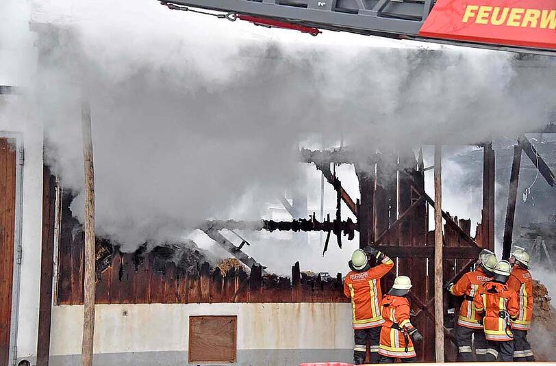 Bilder vom Bauernhof-Brand in Neufahrn bei Freising. Der Landwirt erlitt einen Herzinfarkt, als er den Brand bemerkte.