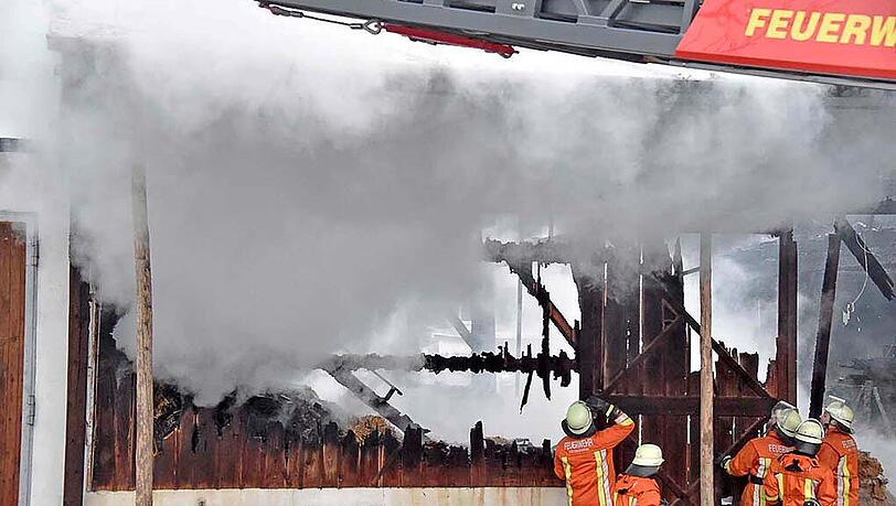 Bilder vom Bauernhof-Brand in Neufahrn bei Freising. Der Landwirt erlitt einen Herzinfarkt, als er den Brand bemerkte. Bilder vom Bauernhof-Brand in Neufahrn bei Freising. Der Landwirt erlitt einen Herzinfarkt, als er den Brand bemerkte.