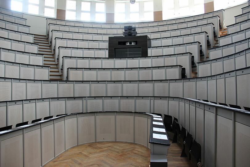 Wenn der Professor in der Mitte steht, braucht er kein Mikrofon, so gut ist die Akustik.
