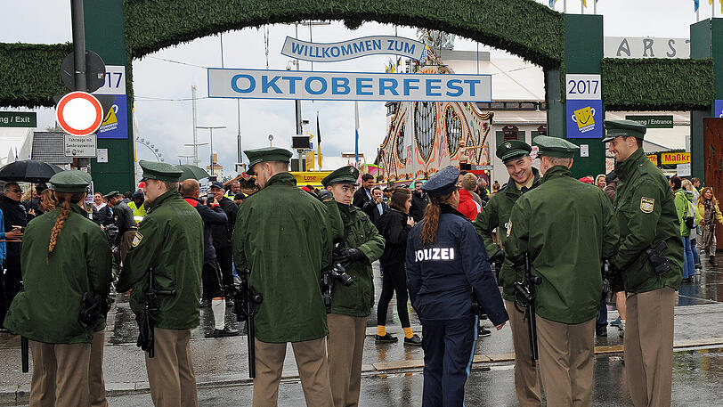 Polizisten am Haupteingang zur Wiesn - auch nach Tag zwei gibt es einiges zu vermelden.