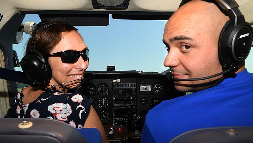 Astrophysikerin Suzanna Randall (l.) und ihr Fluglehrer Benjamin Ouayoun vor dem Start in einer Cessna. Astrophysikerin Suzanna Randall (l.) und ihr Fluglehrer Benjamin Ouayoun vor dem Start in einer Cessna.