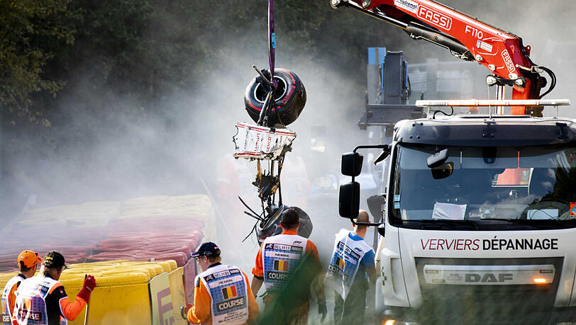 Die Einzelteile von Anthoine Huberts Rennwagen werden geborgen.