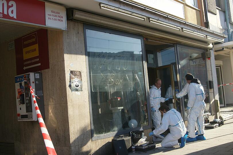 Eine Frau stirbt nach einem blutigen Vorfall im Nachtclub. Die Bilder von der Spurensicherung am "Kapitol" in der Arnulfstraße.