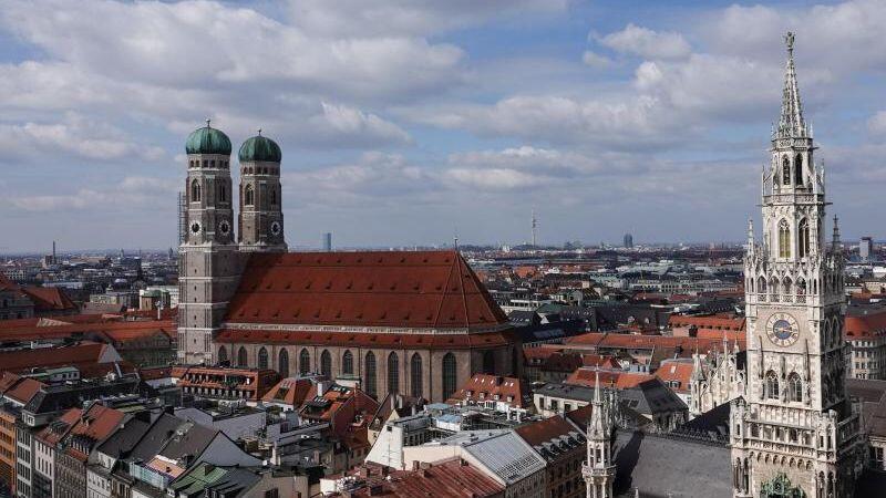 Blick über die Altstadt mit der Frauenkirche (l) und dem Rathaus. Foto: Marie Reichenbach/Archivbild