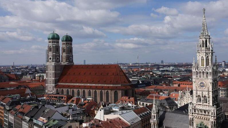 Blick über die Altstadt mit der Frauenkirche (l) und dem Rathaus. Foto: Marie Reichenbach/Archivbild Blick über die Altstadt mit der Frauenkirche (l) und dem Rathaus. Foto: Marie Reichenbach/Archivbild