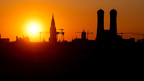 Ein Blick bei Sonnenuntergang über die Dächer Münchens. (Symbolbild)