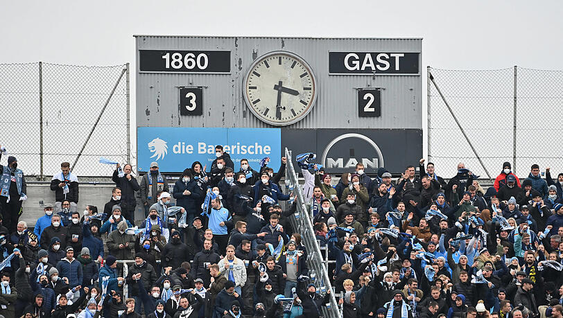 Bald unterm Dach? Fans in der historischen Westkurve am Samstag beim Sieg gegen Duisburg.