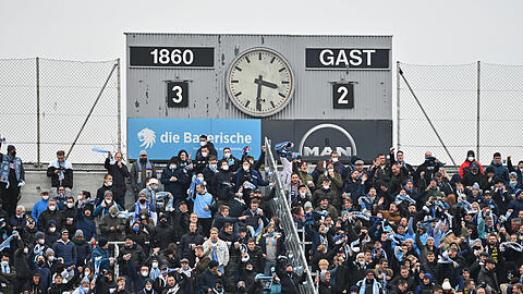 Bald unterm Dach? Fans in der historischen Westkurve am Samstag beim Sieg gegen Duisburg.