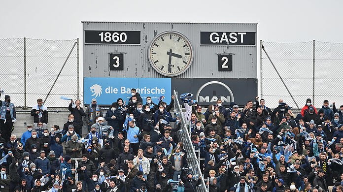Bald unterm Dach? Fans in der historischen Westkurve am Samstag beim Sieg gegen Duisburg.