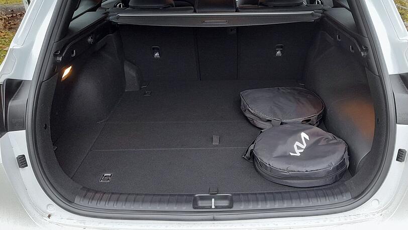Der Kofferraum des Plug-in-Kombis fasst zwischen 437 und 1.506 Liter – das reicht locker für Alltag und Urlaub.