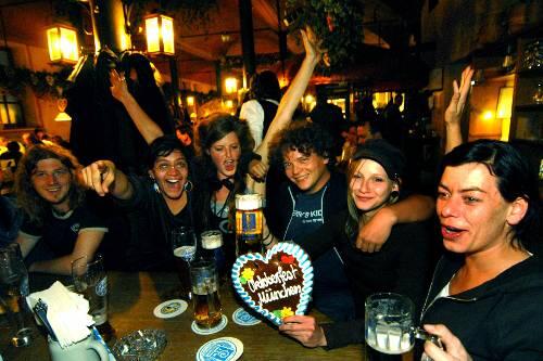 Prost &ndash; und hoch die Krüge! In den Augustiner-Bräustuben gibt&rsquo;s auch nach der Wiesn fröhliche Oktoberfeststimmung &ndash; mit weitaus günstigeren Preisen.