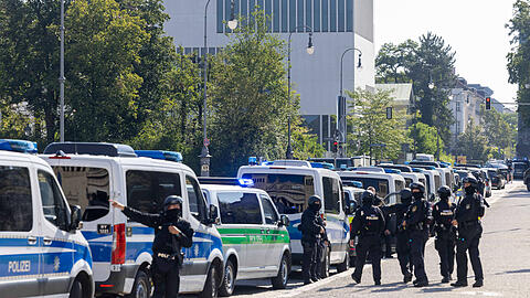 In der Nähe des NS-Dokumentationszentrums und des israelischen Generalkonsulats sind am Donnerstag (5. September) Schüsse gefallen. Die Polizei verletzte den mutmaßlichen Attentäter tödlich.