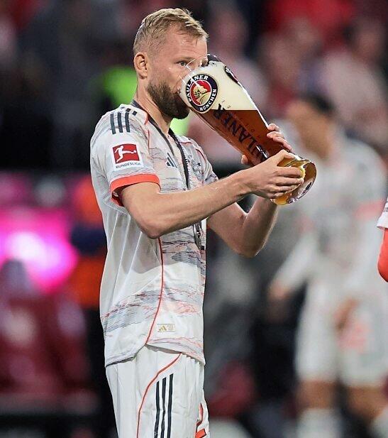 Man kann das Bier natürlich auch trinken: Konrad Laimer. Man kann das Bier natürlich auch trinken: Konrad Laimer.