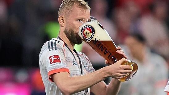Man kann das Bier natürlich auch trinken: Konrad Laimer. Man kann das Bier natürlich auch trinken: Konrad Laimer.