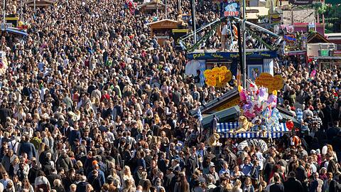 Gleich an zwei Tagen musste die Wiesn wegen Überfüllung geschlossen werden. Gleich an zwei Tagen musste die Wiesn wegen Überfüllung geschlossen werden.