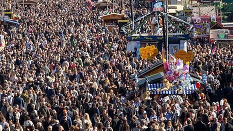 Gleich an zwei Tagen musste die Wiesn wegen Überfüllung geschlossen werden.