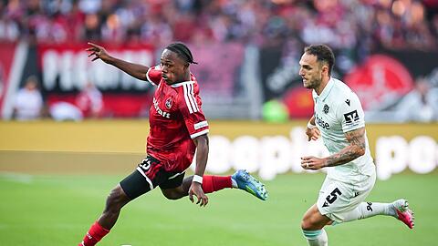Einfach nicht zu stoppen: N&uuml;rnbergs Matchwinner Mohamed Ali Zoma (l).