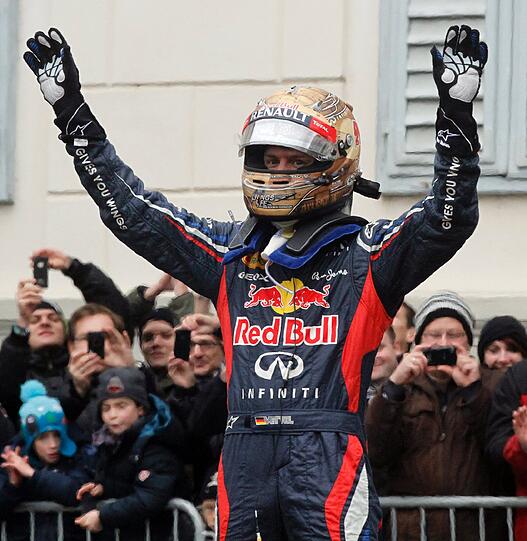 Große Siegesfeier für Sebastian Vettel in Graz: 30.000 Fans feiern den dreimaligen Titelträger, der er in seinem Red Bull einige Runden durch das alte Zentrum der österreichischen Stadt drehte.