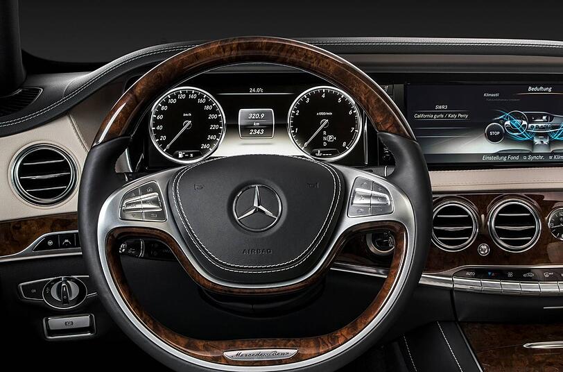 Richtige Zeiger haben die Rundinstrumente in der Mercedes S-Klasse nicht mehr. Sie werden im digitalen Cockpit der neuen Oberklasse aus Stuttgart auf  einem frei konfigurierbaren Flachbildschirm nur noch dargestellt.