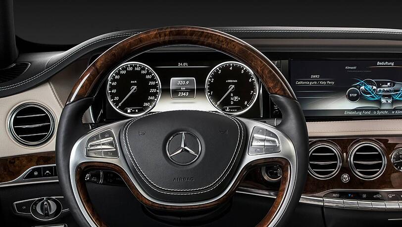 Richtige Zeiger haben die Rundinstrumente in der Mercedes S-Klasse nicht mehr. Sie werden im digitalen Cockpit der neuen Oberklasse aus Stuttgart auf einem frei konfigurierbaren Flachbildschirm nur noch dargestellt. Richtige Zeiger haben die Rundinstrumente in der Mercedes S-Klasse nicht mehr. Sie werden im digitalen Cockpit der neuen Oberklasse aus Stuttgart auf einem frei konfigurierbaren Flachbildschirm nur noch dargestellt.