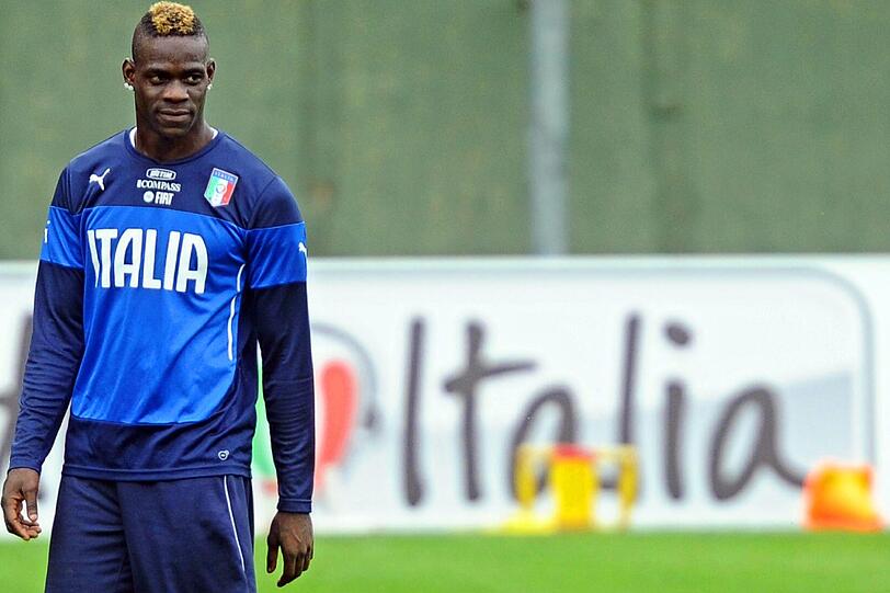Mario Balotelli: &bdquo;Der ist peinlich. Der Iro ist halt out. Den ersten haben wir 1999 geschnitten. Alle Mailand-Spieler stehen darauf, der El Shaarawy hat auch einen. Mailand ist die Stadt der Mode, des Styles. Vielleicht wollen die Kicker mit ihrem Iro da mehr auffallen, sich als Marke präsentieren.&ldquo;