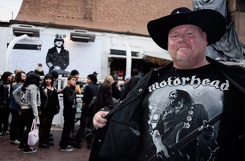 Motörhead-Fans nehmen vor Lemmys Stammkneipe "Rainbow Bar and Grill" Abschied von der Rock-Legende.
