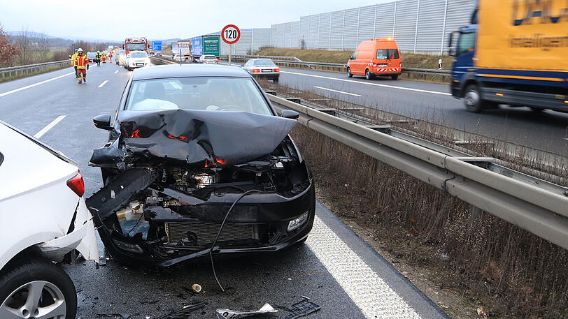Bei der Massenkarambolage auf der A73 verletzten sich 18 Personen. Die Bilder von der Unfallstelle bei Breitengüßbach zum Durchklicken.