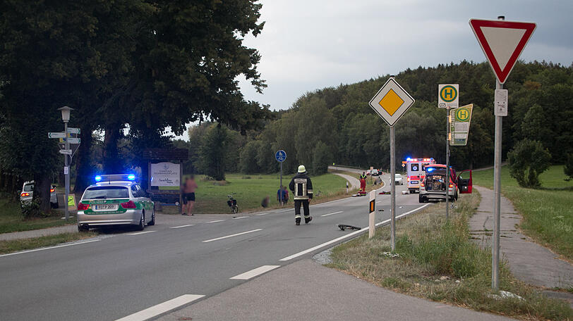 Die Windschutzscheibe des Autos ist kaputt, das Fahrrad des Zwölfjährigen komplett zerstört. Die Bilder vom Unfallort.