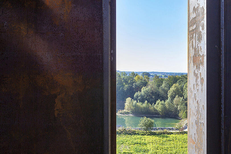 Einschnitte vom Boden bis zur Decke geben in jedem Kubus einen Blick nach draußen frei.