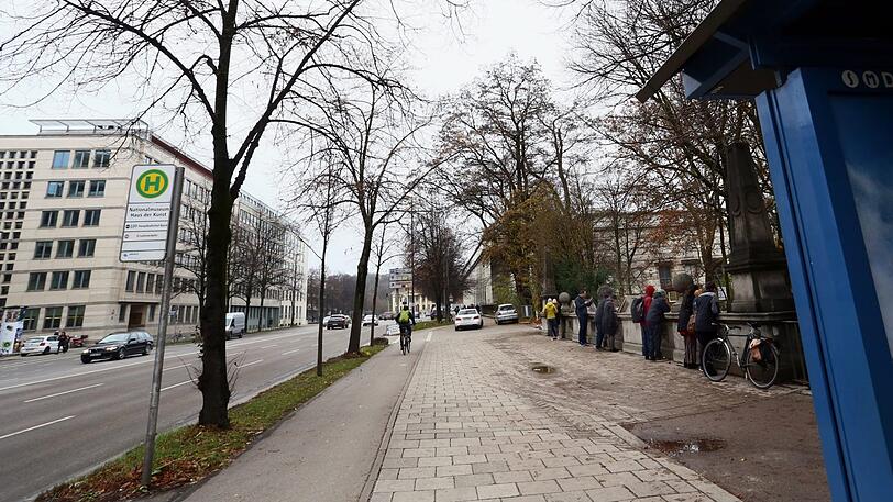 Auf Höhe der Eisbachbrücke müssen zu beiden Seiten der Prinzregentenstraße Bäume fallen.