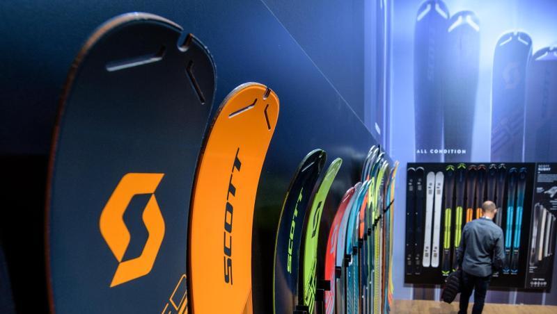 Ein Messebesucher betrachtet im Januar vergangenen Jahres Ski am Stand von Scott auf der Sportartikelmesse Ispo. Foto: Matthias Balk/Archiv Ein Messebesucher betrachtet im Januar vergangenen Jahres Ski am Stand von Scott auf der Sportartikelmesse Ispo. Foto: Matthias Balk/Archiv