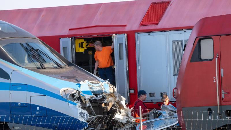 Bahnmitarbeiter stehen vor zwei zusammengestoßenen Lokomotiven. Foto: Peter Kneffel/dpa Bahnmitarbeiter stehen vor zwei zusammengestoßenen Lokomotiven. Foto: Peter Kneffel/dpa