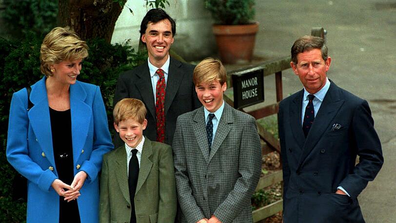1995 beim Schulanfang für Prinz William in Eton posieren Prinzessin Diana, Prinz Harry, Manor House-Vorsteher Dr. Andrew Gailey, Prinz William und Prinz Charles für die Fotografen. 1995 beim Schulanfang für Prinz William in Eton posieren Prinzessin Diana, Prinz Harry, Manor House-Vorsteher Dr. Andrew Gailey, Prinz William und Prinz Charles für die Fotografen.