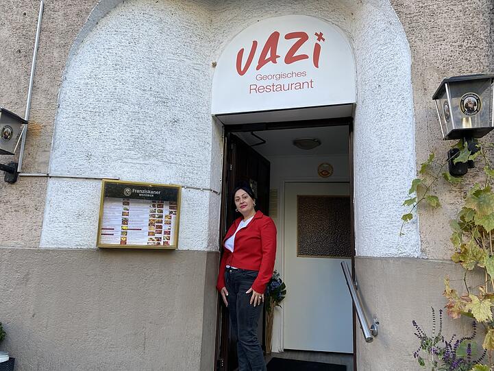 Maka Ghlonti vor ihrem georgischen Restaurant in der Valleystraße. An der Türe sind noch ein paar Weinblätter zu sehen. Sie will den Münchnern nämlich auch georgischen Wein näher bringen.