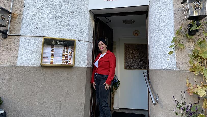 Maka Ghlonti vor ihrem georgischen Restaurant in der Valleystraße. An der Türe sind noch ein paar Weinblätter zu sehen. Sie will den Münchnern nämlich auch georgischen Wein näher bringen. Maka Ghlonti vor ihrem georgischen Restaurant in der Valleystraße. An der Türe sind noch ein paar Weinblätter zu sehen. Sie will den Münchnern nämlich auch georgischen Wein näher bringen.