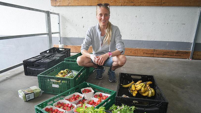 Die geretteten Lebensmittel sortiert Carmen Nolte aus und nimmt nur das mit, was noch zum Verzehr geeignet ist.