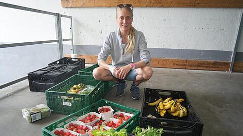 Die geretteten Lebensmittel sortiert Carmen Nolte aus und nimmt nur das mit, was noch zum Verzehr geeignet ist.
