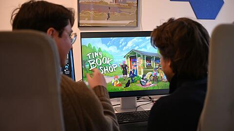 Als Bachelor-Arbeit an der Uni entstanden, inzwischen ein großer Verkaufserfolg: Das Spiel "Tiny Bookshop" mit ihren beiden Entwicklern David Zapfe-Wilde (links) und Raven Rusch. Als Bachelor-Arbeit an der Uni entstanden, inzwischen ein großer Verkaufserfolg: Das Spiel "Tiny Bookshop" mit ihren beiden Entwicklern David Zapfe-Wilde (links) und Raven Rusch.
