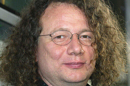INGO SCHULZE (49), Schriftsteller, hat seine Begegnungen mit Christa Wolf in angenehmer Erinnerung. &bdquo;Als ich sie persönlich kennenlernte, war ich überrascht, wie humorvoll sie war, wie ironisch sie sein konnte&ldquo;, sagte er dem Nachrichtenmagazin &bdquo;Focus&ldquo;. &bdquo;Sie trat einem völlig unprätentiös gegenüber, sehr interessiert, ihr Kollegen-Du brachte einen auf Augenhöhe. Und sie las die Kolleginnen und Kollegen, auch die jüngeren. &ldquo;Das Werk der Schriftstellerin, die am Donnerstag im Alter von 82 Jahren starb, schätzt Schulze, weil es &bdquo;ein Gefühl für die 'Innenseite der Weltgeschichte'&ldquo; vermittle.