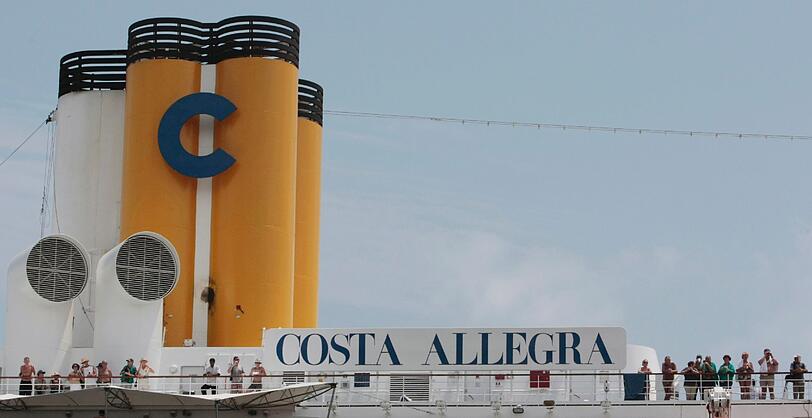 Das havarierte Kreuzfahrtschiff "Costa Allegra" ist im Hafen der Seychellen-Hauptinsel Mahé angekommen - die Bilder.