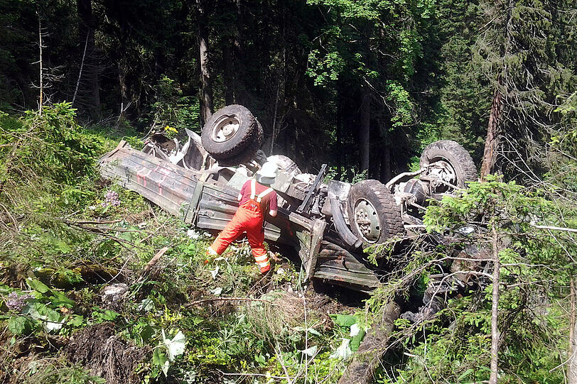 80 Meter tief stürzt ein Lastwagen nahe Bayrischzell den Hang hinab. Der Fahrer (42) fliegt auf halber Höhe aus dem 7,5-Tonner und wird schwer verletzt.