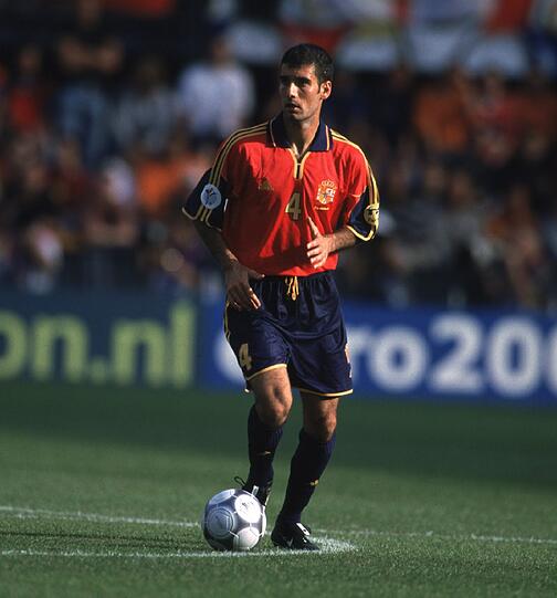Pep Guardiola durchlief die Jugendakademie des FC Barcelona und spielte elf Profijahre für die Katalanen als defensiver Mittelfeldspieler. Er war fester Bestandteil des "Dreamteams", das 1992 den Europapokal der Landesmeister gewann. Guardiola gehörte nie zu den athletischsten Spielern, konnte diese Defizite aber mit großartigem Spielverständnis ausgleichen. Schon im Dress der spanischen Nationalmannschaft strahlte er zudem eine gewisse Lässigkeit aus.