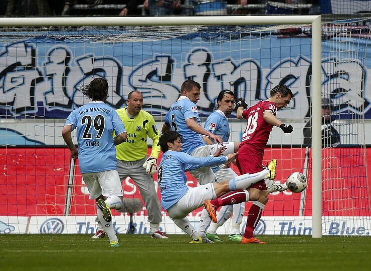 GABOR KIRALY - NOTE 2 - Es gab viel zu tun für den Routinier. Wehrte aber alles ab, was auf sein Tor kam.  Vorne köpfte er kurz vor Schluss fast den Ausgleich.