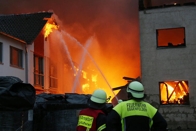 Am frühen Samstagmorgen ist eine Folienfabrik in Malgersdorf völlig ausgebrannt. Dabei ist ein Schaden von mehreren Millionen Euro entstanden.