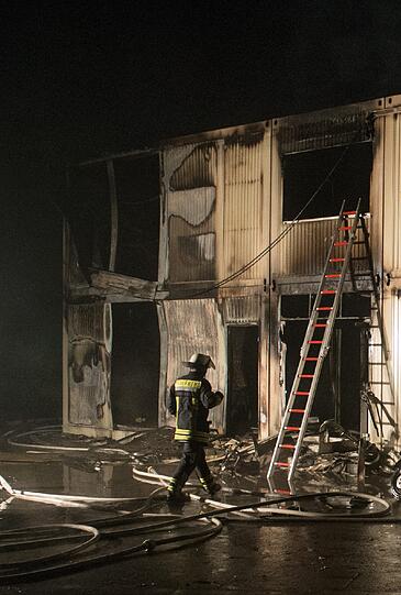 Schock in Rottenburg: In einem Flüchtlingsheim ist in der Nacht zu Montag ein Feuer ausgebrochen. Die Bilder.